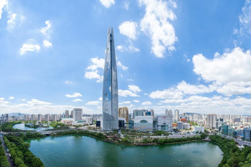 首爾蠶室樂天世界塔與周邊湖景