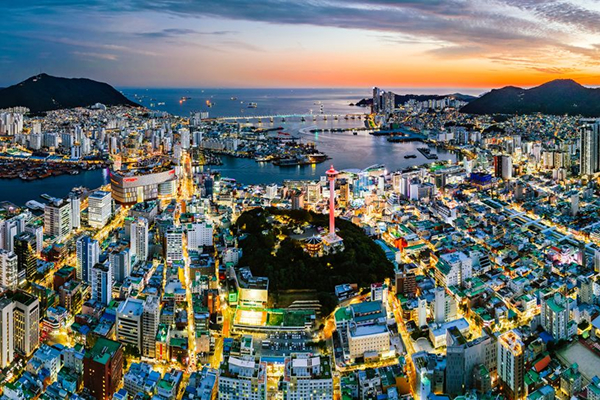 釜山市區與港灣夕景，對應 Pokémon GO 釜山座標段落